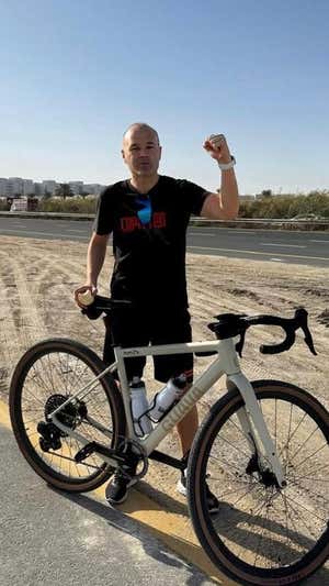 Iniesta posa con su bicicleta Guava.  IG/ANDRESINIESTA8