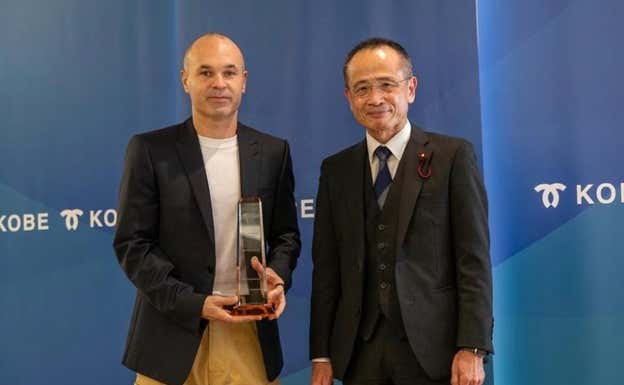Iniesta recibe un premio del ayuntamiento de Kobe.  IG/ANDRESINIESTA8