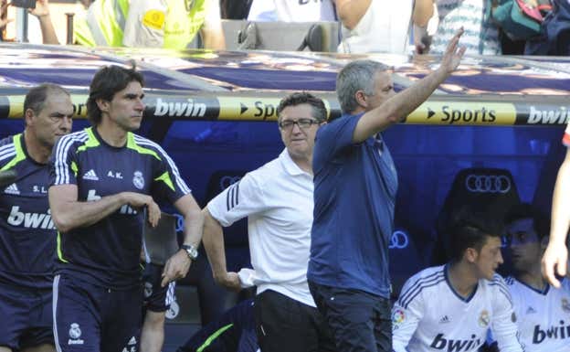 Mourinho saluda en un partido con el Real Madrid.