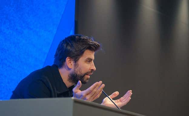 Piqué dando explicaciones a los periodistas.  FC ANDORRA