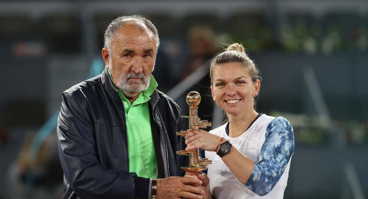 Ion Tiriac, junto a Simona Halep, durante la entrega de trofeos del Mutua Madrid Open 2017. /Julian Finney/Getty Images