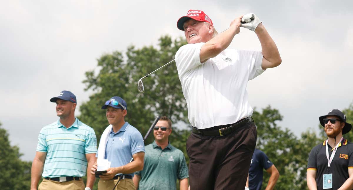 Donald Trump jugando al Golf, deporte en el que invierte parte de su fortuna. /AFP