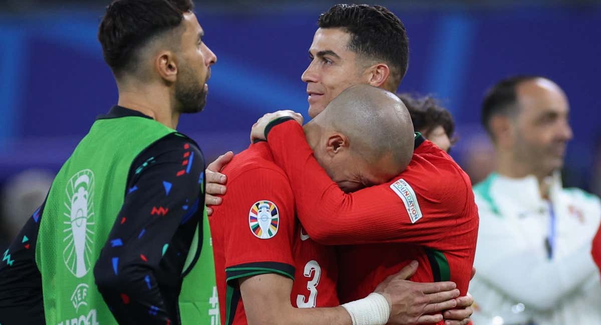 Pepe llora en los hombros de Cristiano tras ser eliminados de la Eurocopa de 2024. /EFE