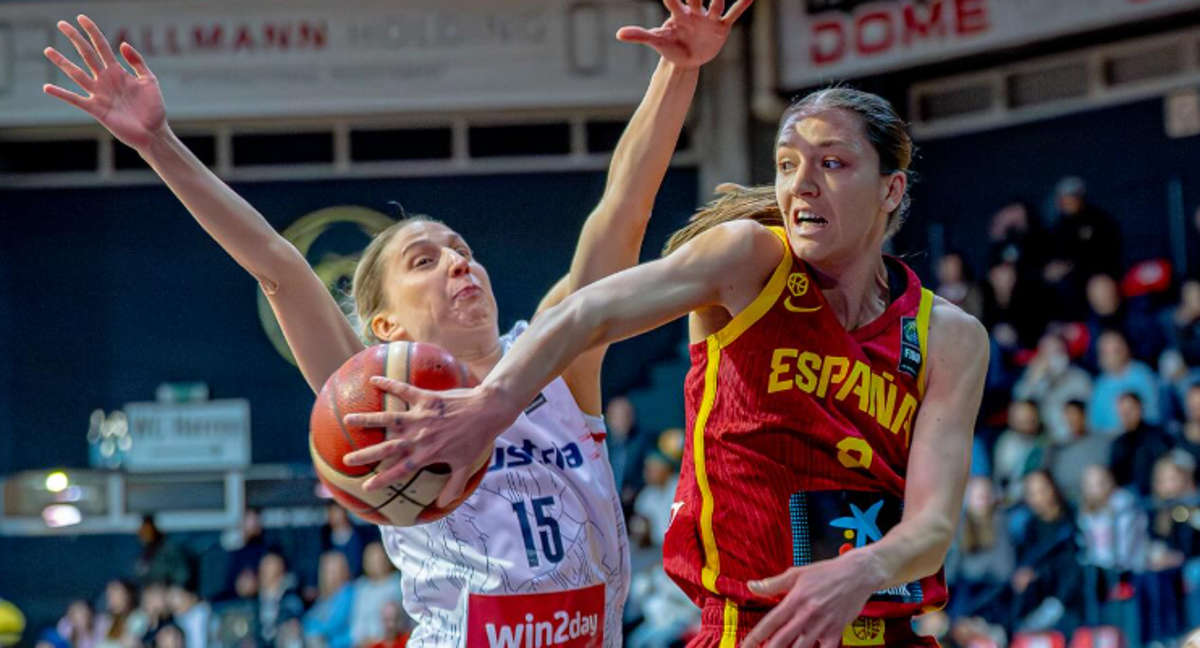 Helena Pueyo durante el encuentro./@BALONCESTOESP.