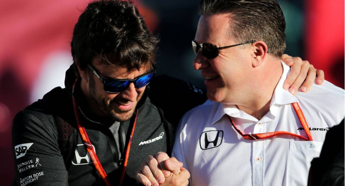 Zak Brown y Fernando Alonso, durante su época en McLaren./AFP