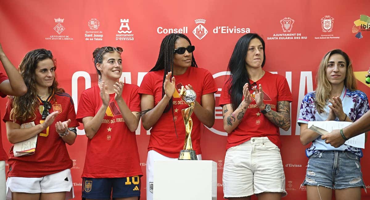 Teresa Abelleira, María Pérez, Salma Paralluelo, Jenni Hermoso y Olga Carmona en un acto en Ibiza tras ganar el Mundial.  /Getty