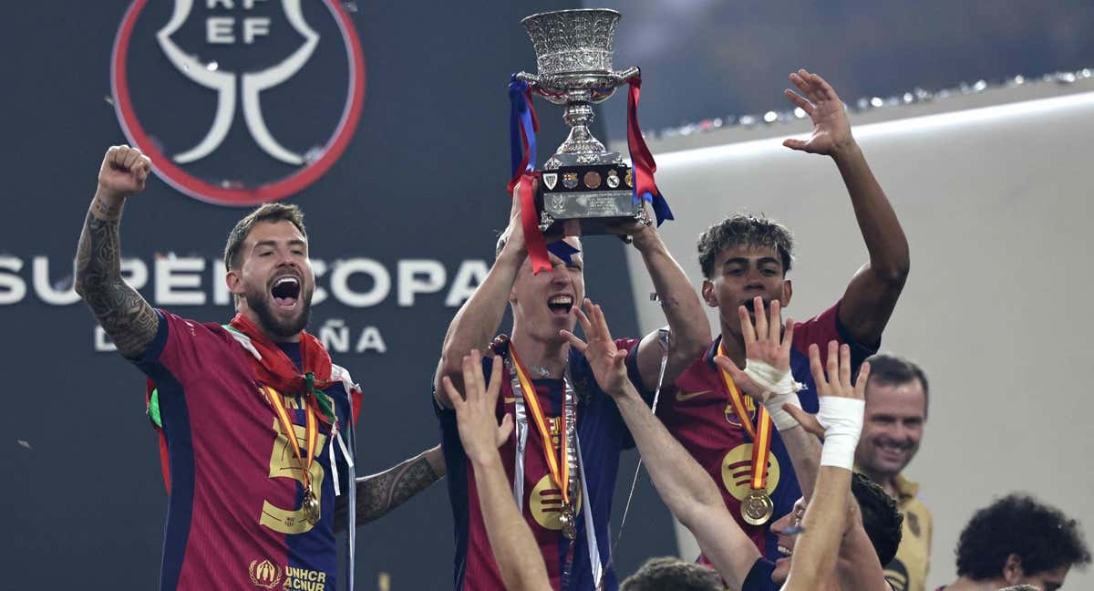 Los jugadores del Barcelona celebran el título de la Supercopa./AFP