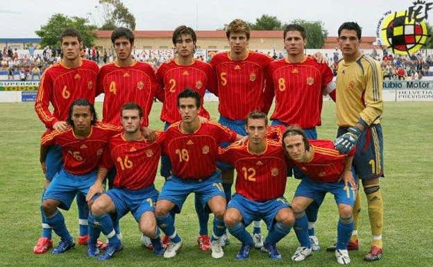 De izquierda a derecha: Mario Suárez, Marc Valiente, Barragán, Piqué, Javi García, Adán, Jeffren, Mata, Alberto Bueno, Ortega y Diego Capel. CEDIDA