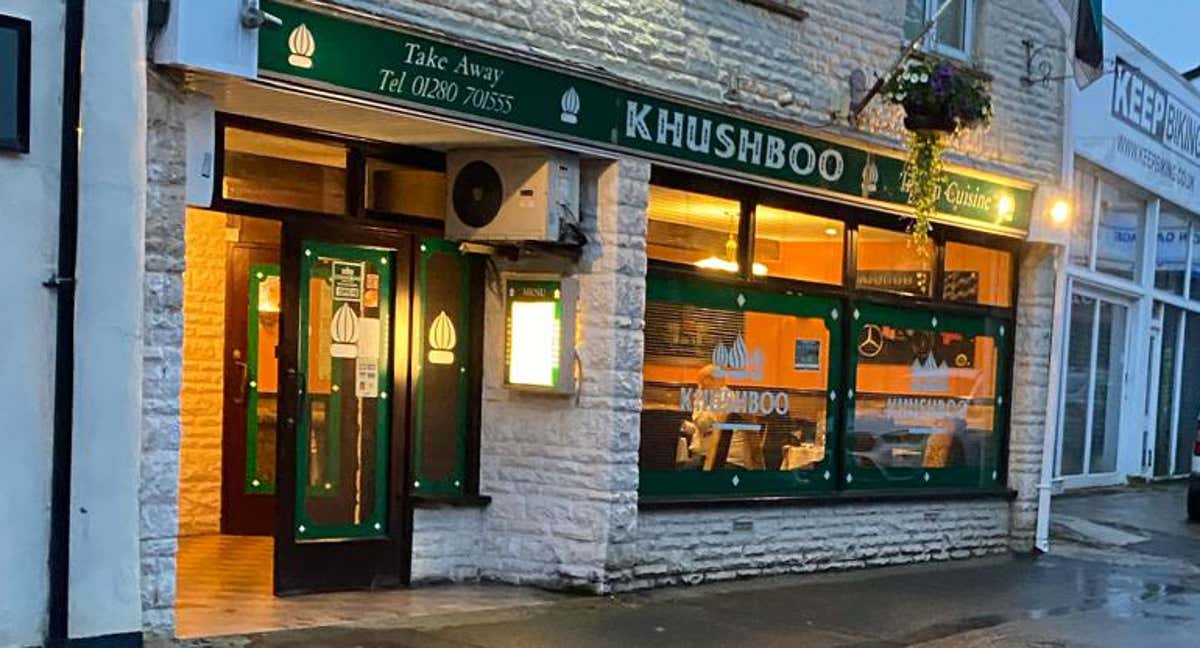 Entrada del restaurante Khushboo, ubicado en Brackley, muy cerca de la fábrica de Mercedes./DAVID MORENO