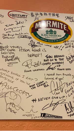 Mural de firmas y dedicatorias en Khushboo. DAVID MORENO