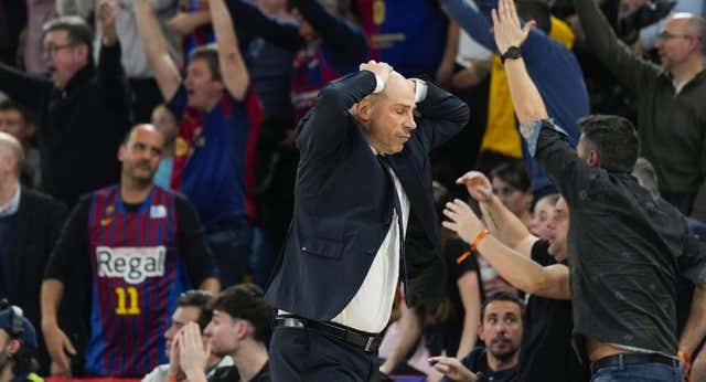 La foto de Nico Laprovittola y Jan Vesely junto al banquillo refleja la insostenible realidad del Barça: “Si nos pasan más cosas es difícil que sigamos compitiendo así”