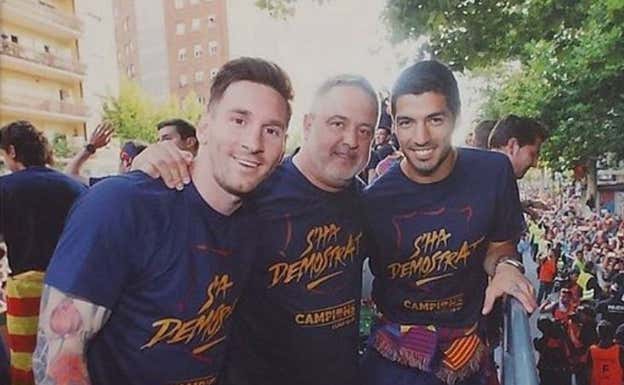 Lázaro entre Messi y Suárez.