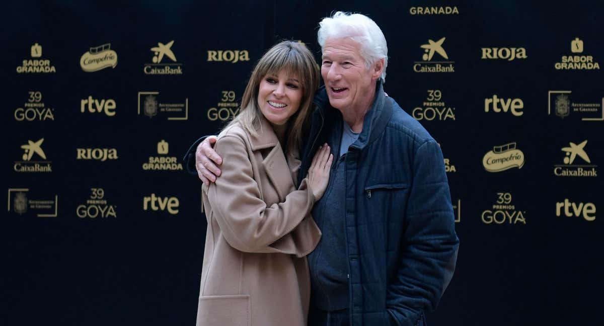 Alejandra Silva y Richard Gere a su llegada a Granada para la ceremonia de entrega de los Goya. /AFP