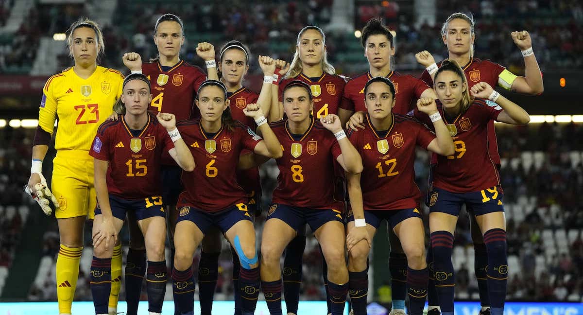 Las jugadoras de la Selección muestran el #SeAcabó en sus muñecas en su  primer partido tras el Mundial. /Getty