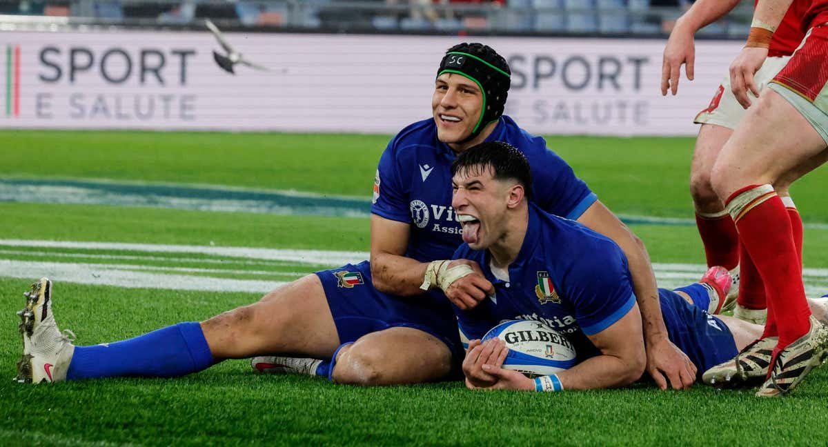 Jugadores de Italia celebran el triunfo ante Gales.