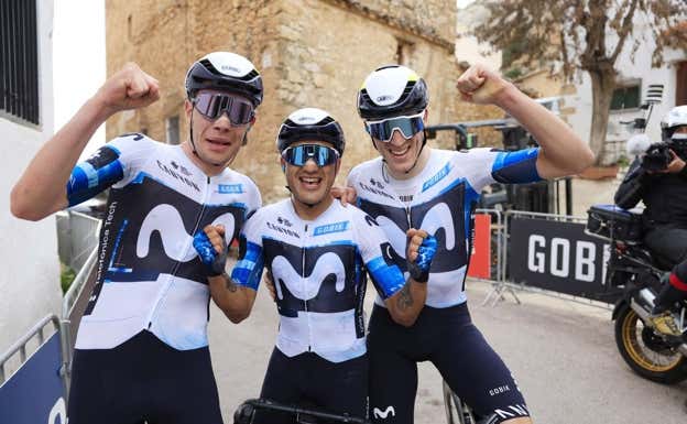 Iván Romeo celebra su triunfo junto a sus compañeros Jefferson Cepeda y Pablo Castrillo.  MOVISTAR TEAM / SPRINT CYCLING