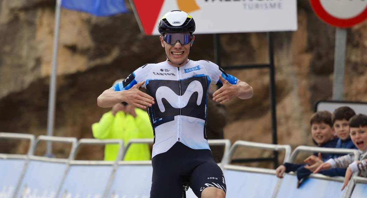 Iván Romeo muestra la 'M' tras imponerse en Alpuente. /MOVISTAR TEAM / SPRINT CYCLING