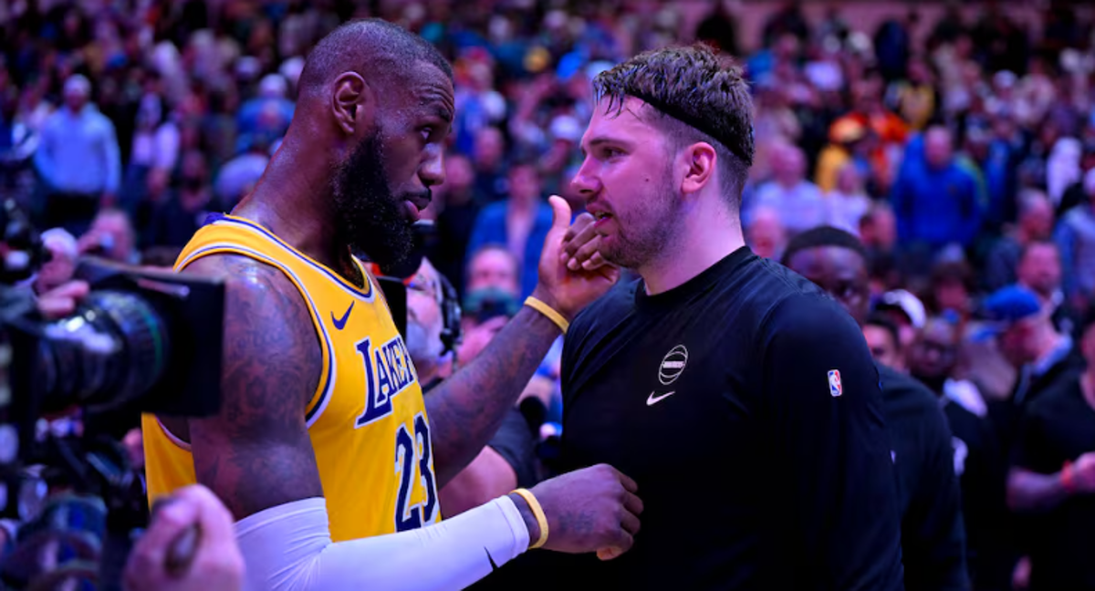 Luka Doncic junto a LeBron James./ARCHIVO.