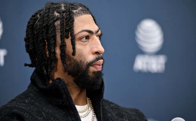 Anthony Davis en su presentación con los Mavericks. AFP