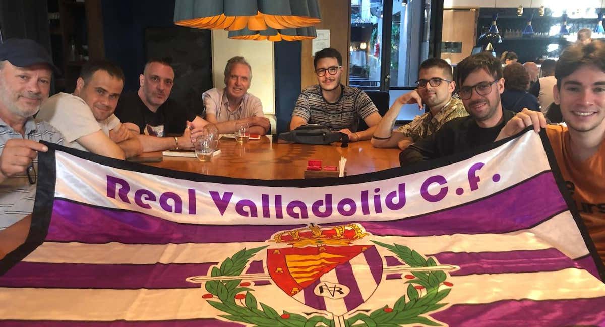 Diego Chiaramoni, el tercero por la izquierda, animando al Pucela desde Argentina con unos amigos.