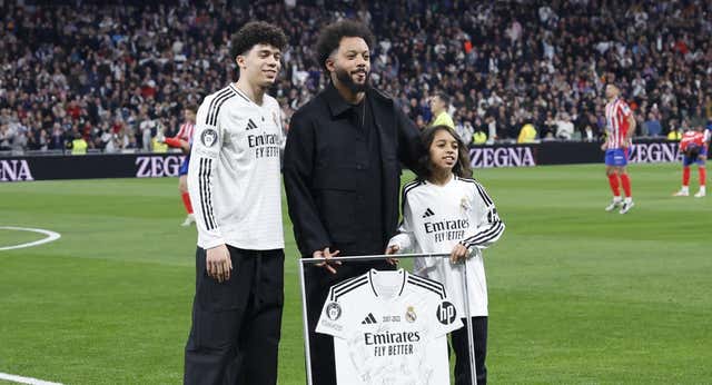 El emotivo homenaje del Real Madrid a Marcelo antes del derbi: ovación, gesto de Modric, una camiseta y la foto de familia