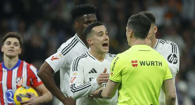 Soto Grado pidió más imágenes del penalti, no existían y se conformó: «Venga, voy a pitarlo, le pisa»