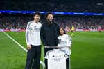 El emotivo homenaje del Real Madrid a Marcelo antes del derbi: ovación, camiseta entregada por Modric y foto de familia con la plantilla