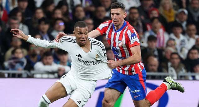 Mbappé y Julián reinan en un derbi que pone la Liga al rojo vivo