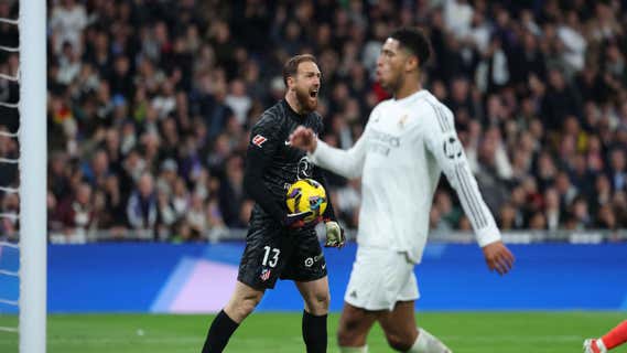 Oblak grita a sus compañeros tras una parada en el derbi. /AFP
