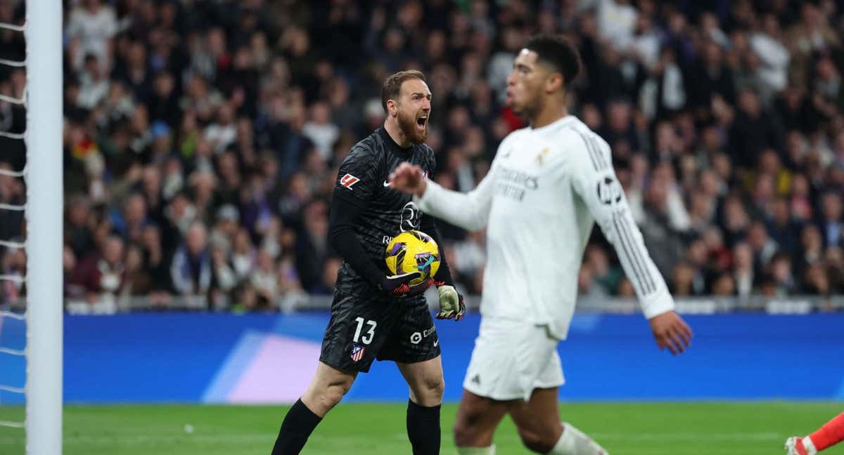 Oblak grita a sus compañeros tras una parada en el derbi.
