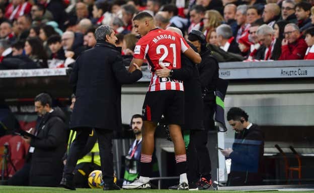 Valverde da las últimas instrucciones a Maroan antes de debutar. Athletic Club