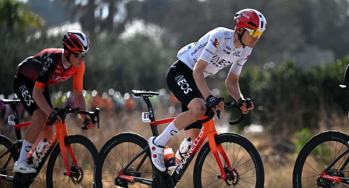 Carlos Rodríguez, con el maillot de mejor joven de la Volta a la Comunitat Valenciana. /INEOS GRENADIERS / @GETTYSPORT