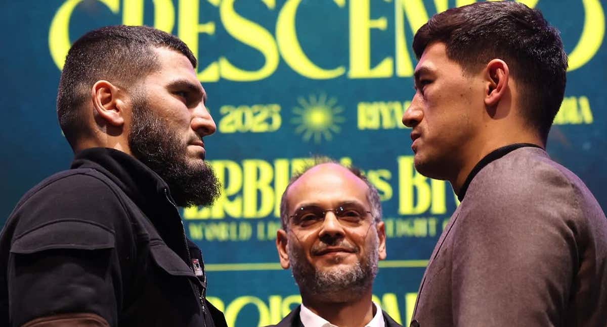 Artur Beterbiev y Dmtri Bivol, cara a cara, durante la rueda de prensa de presentación de su combate de revancha./