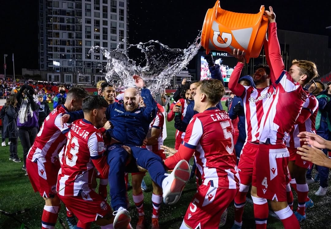 Carlos González celebra el título con Atlético Ottawa.  @carlosgonjuarez