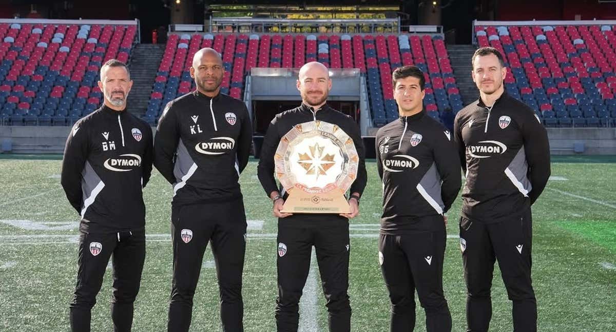 Carlos y parte de su staff con el título de campeón de Canadá. /@carlosgonjuarez