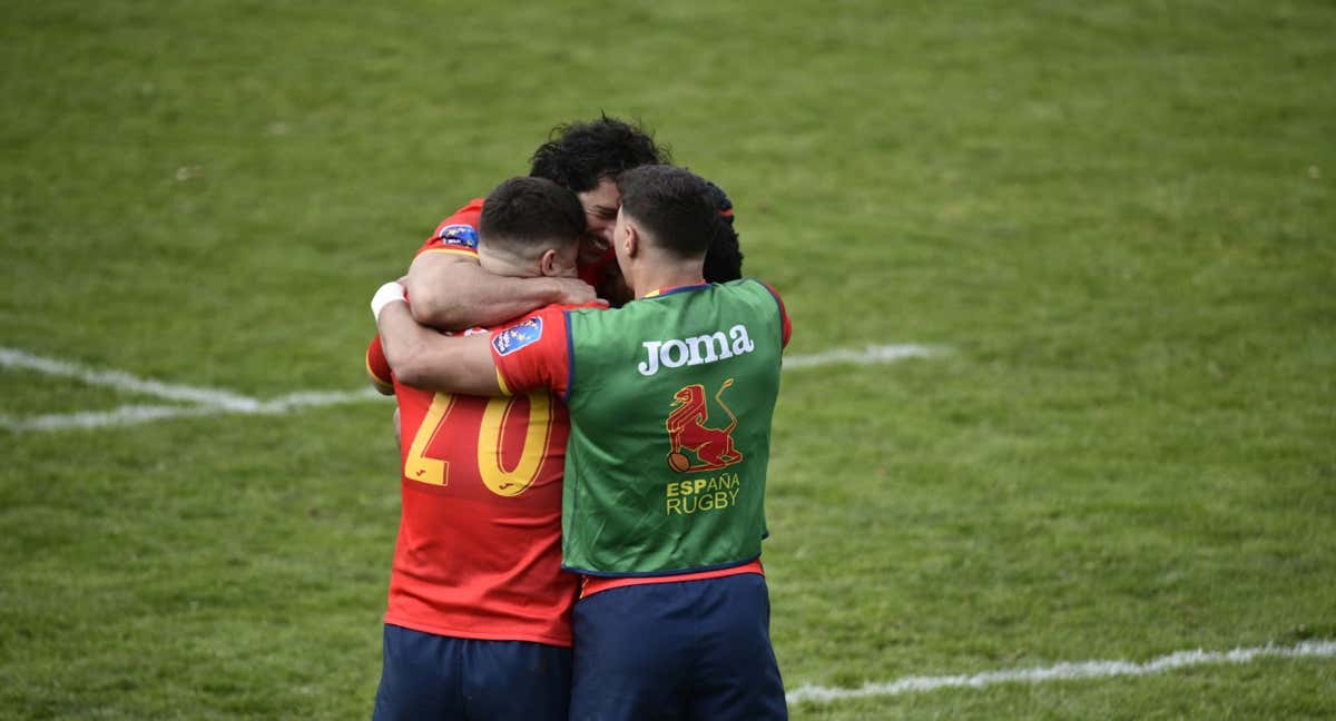 Los jugadores de la selección española de rugby celebran su última victoria en Madrid, clave en el camino hacia el Mundial. /EFE