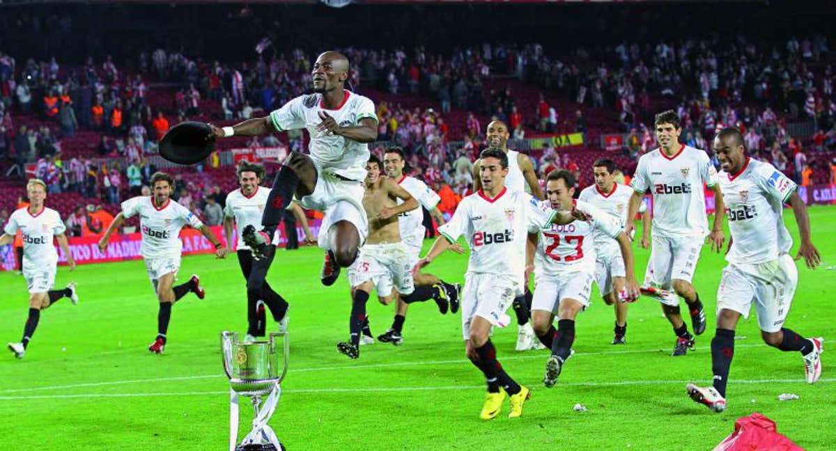 El Sevilla celebra la Copa del Rey de 2010, en el Camp Nou./SFC