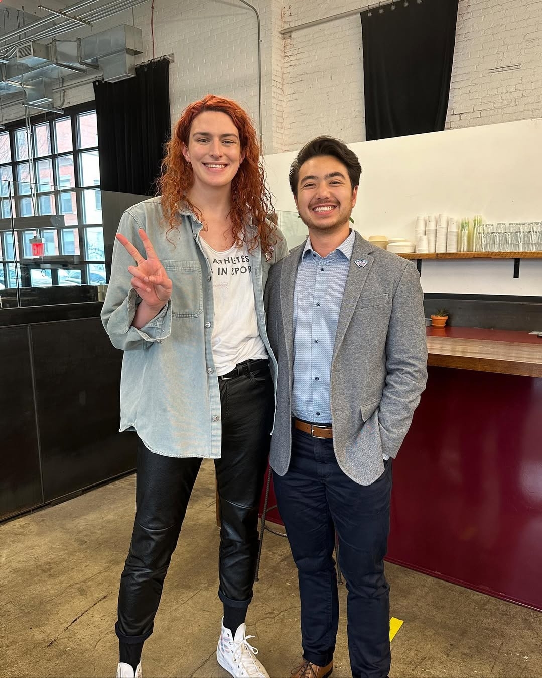 Los atletas trans Lia Thomas y Schuyler Bailar, antes de grabar una entrevista.