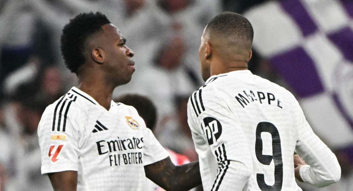 Vinicius y Mbappé , durante el derbi en el Bernabéu./AFP