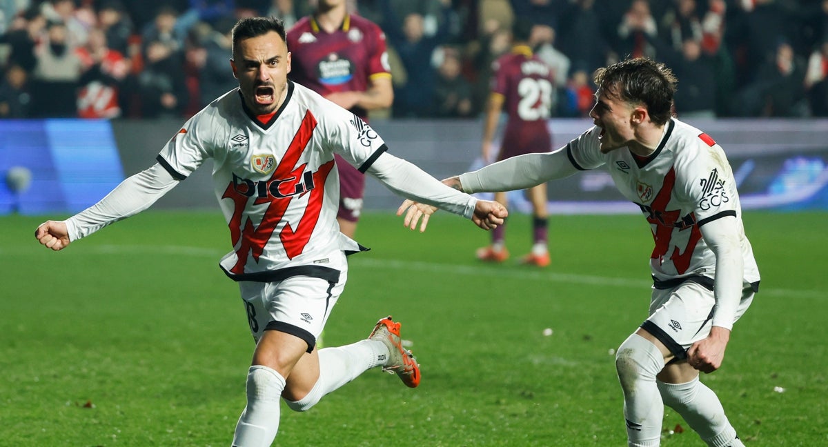 Álvaro García celebra un gol con el Rayo.