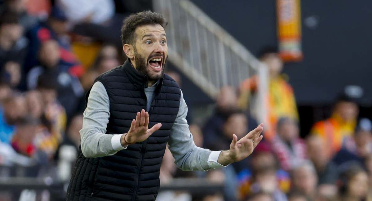 Carlos Corberán, en Mestalla. /EFE