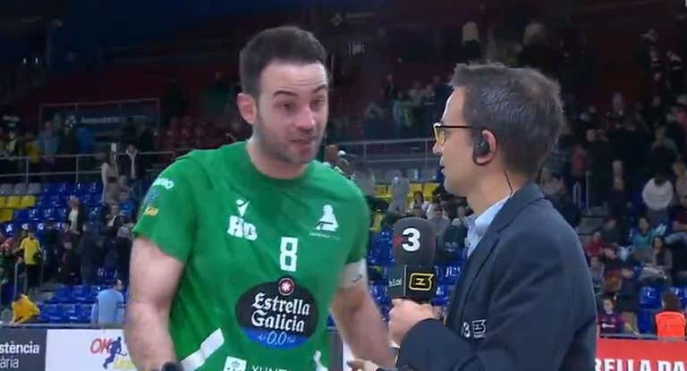 Dava Torres, junto al periodista de TV3 después de la victoria del FC Barcelona ante el Liceo.