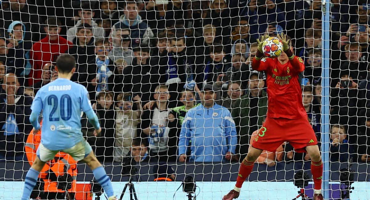 Lunin adivina el lanzamiento a Bernardo Silva. /Reuters