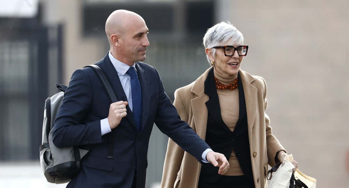 Olga Tubau, junto a Luis Rubiales. /REUTERS