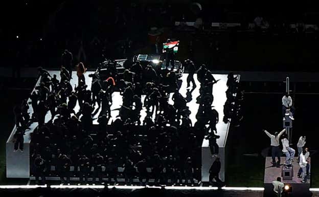 Un espontaneo con la bandera de Palestina durante la actuación de Kendrick Lamar.  Reuters