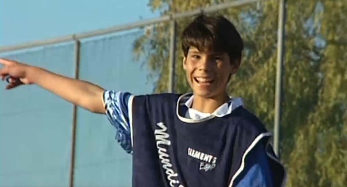 Rafael Nadal, durante un partido de fútbol cuando era un niño en Manacor. /IB3