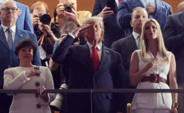Donald Trump durante la interpretación del himno. Reuters