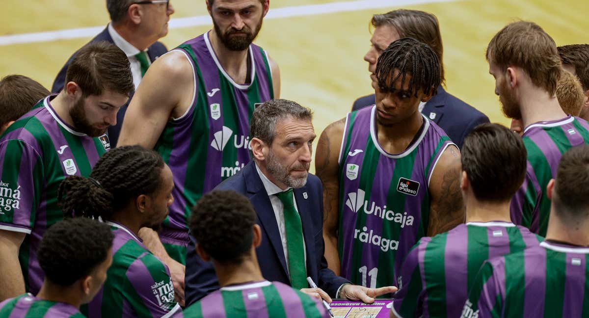 Ibon Navarro, entrenador del Unicaja, rodeado por sus jugadores./EFE