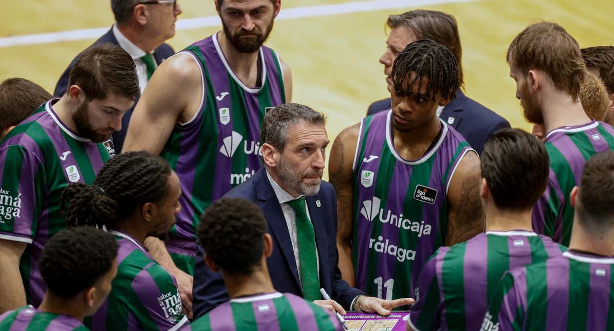 Ibon Navarro, entrenador del Unicaja, rodeado por sus jugadores.