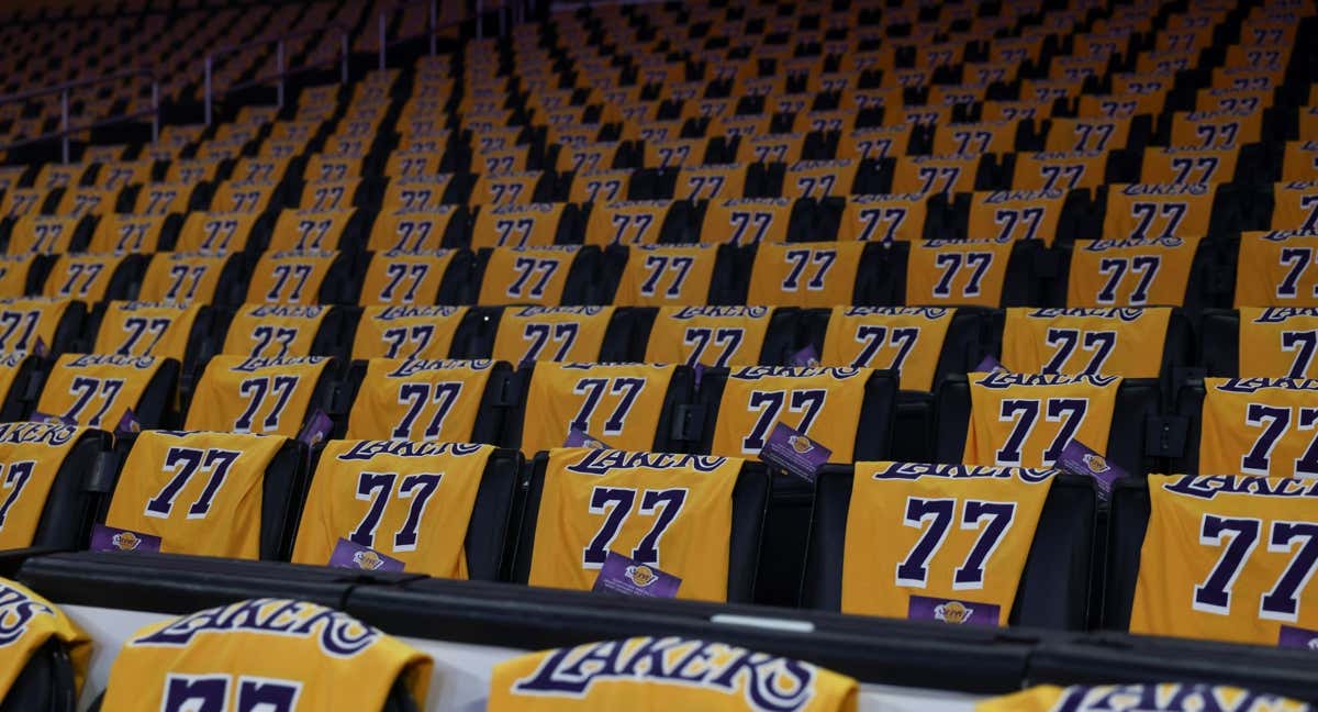 Las camisetas que los Lakers regalaron a los aficionados que asistieron al estreno de Doncic./Efe